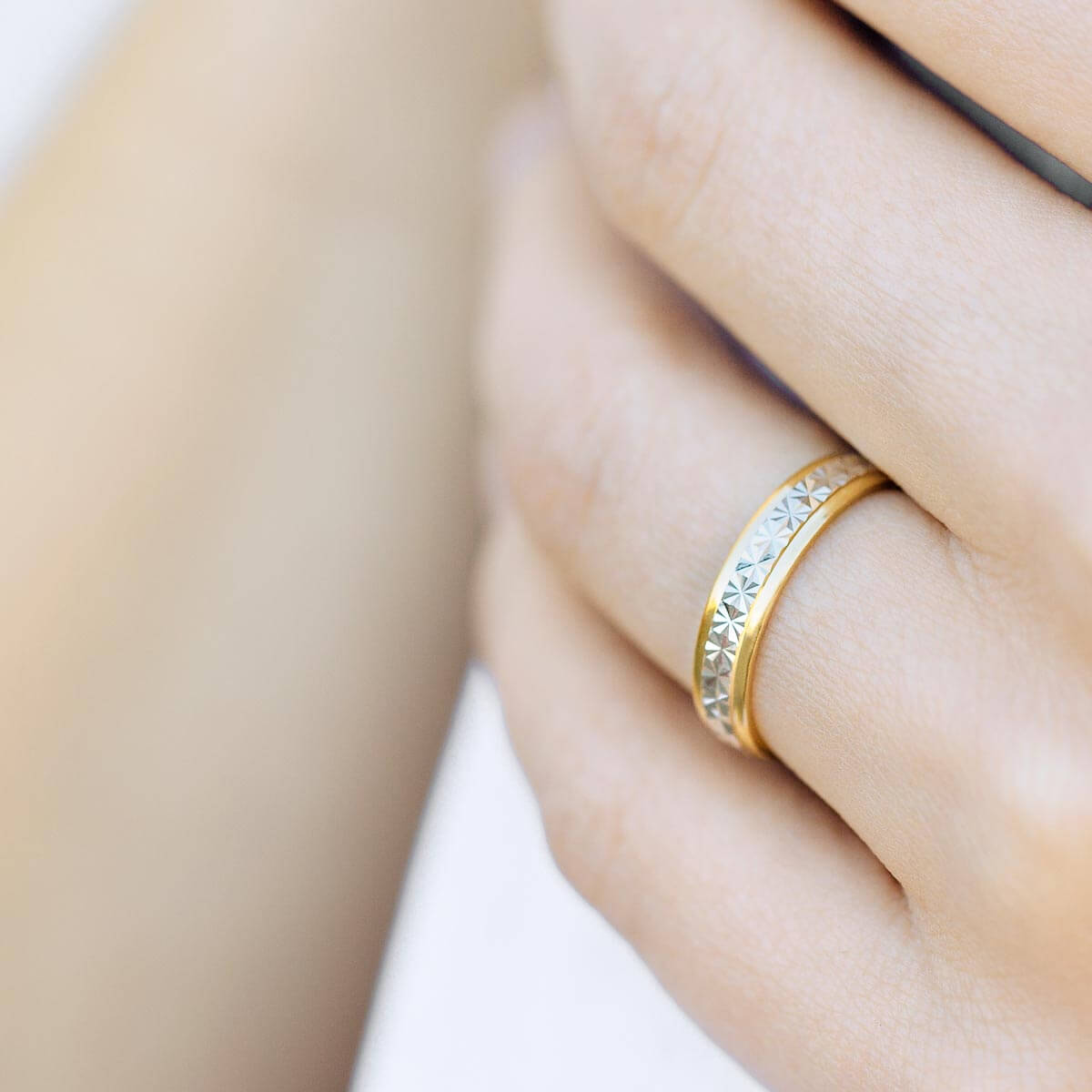 anillo de boda de oro bicolor - alianza de boda de oro - sorteo alianzas bodas alicante - joyeria marga mira